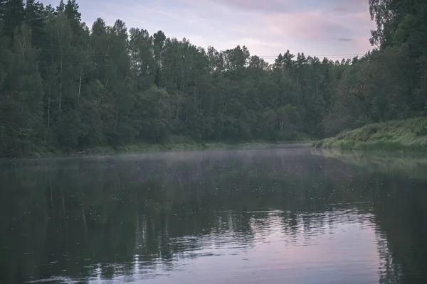 Ciel Bleu Rivière Calme Avec Des Arbres Verts Autour Été — Photo