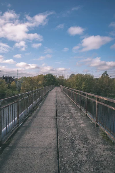 Malerischer Blick Auf Leere Brücke Bäume Und Blauen Himmel Lettland — Stockfoto