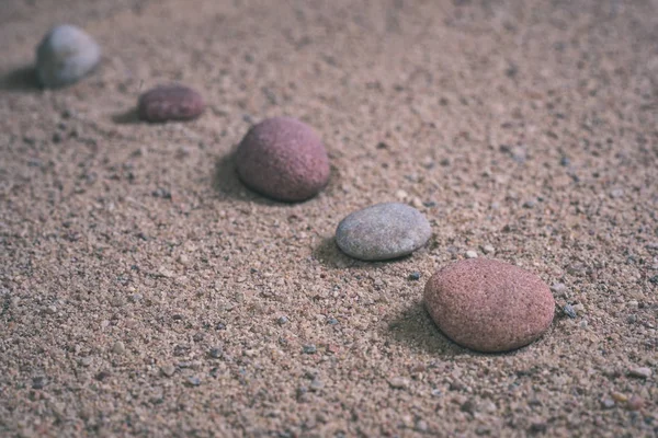 Vista Perto Pedras Relaxantes Que Colocam Areia — Fotografia de Stock