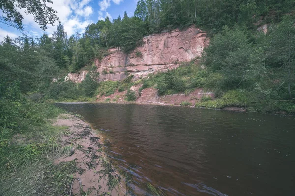 波浪形阿马塔河在绿色森林在夏天 拉脱维亚 — 图库照片