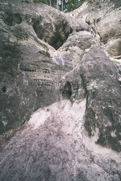 ラトビアの観光歩道の赤い砂岩崖 — ストック写真