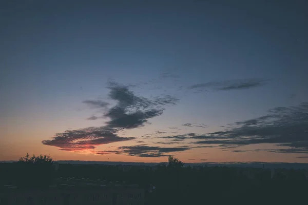 日没時に建物を青い空の雲 — ストック写真