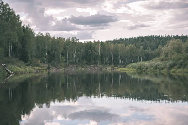 Vista Panorâmica Céu Sobre Floresta Lago Calmo — Fotografia de Stock