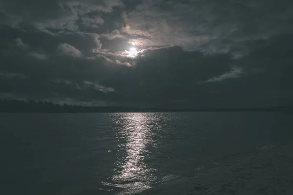 Vue Panoramique Ciel Nuageux Sur Les Arbres Lac Calme — Photo