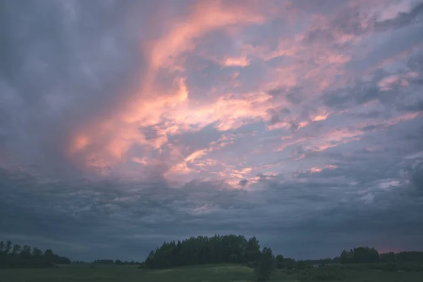 Живописный Вид Облачного Неба Над Природным Ландшафтом — стоковое фото