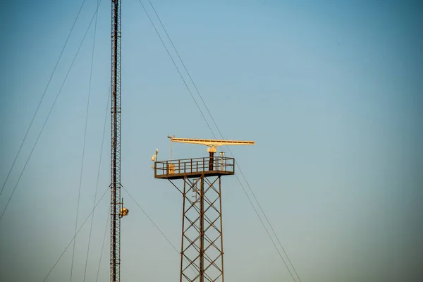 Postes Linha Eletricidade Fios Fundo Céu Azul — Fotografia de Stock