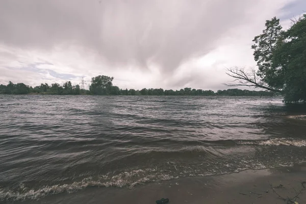 Vista Panorámica Del Lago Árboles Verdes Alrededor — Foto de Stock