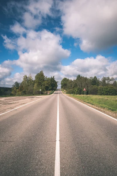 Strada Vuota Con Alberi Entrambi Lati — Foto Stock