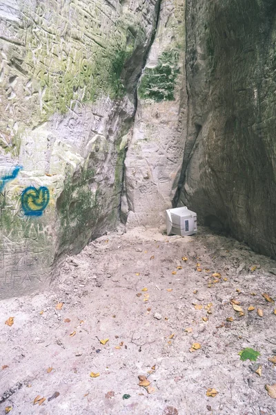 ラトビアの観光歩道の赤い砂岩崖 — ストック写真