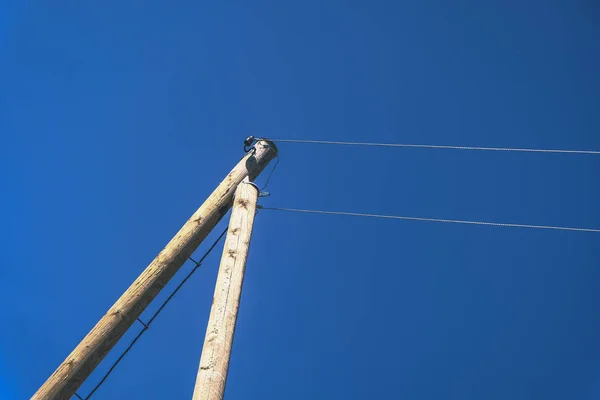 Postes Linha Eletricidade Fios Fundo Céu Azul — Fotografia de Stock