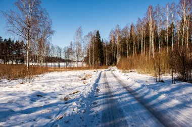 kar kış yol lastik izleri ile kaplı