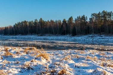 buzla kaplı kışın donmuş nehir
