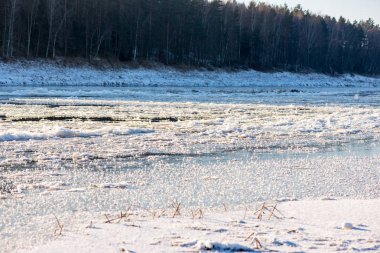 buzla kaplı kışın donmuş nehir