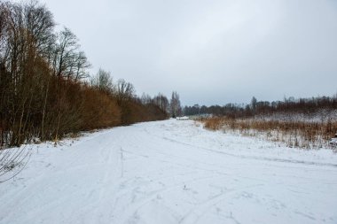 kar kış yol lastik izleri ile kaplı