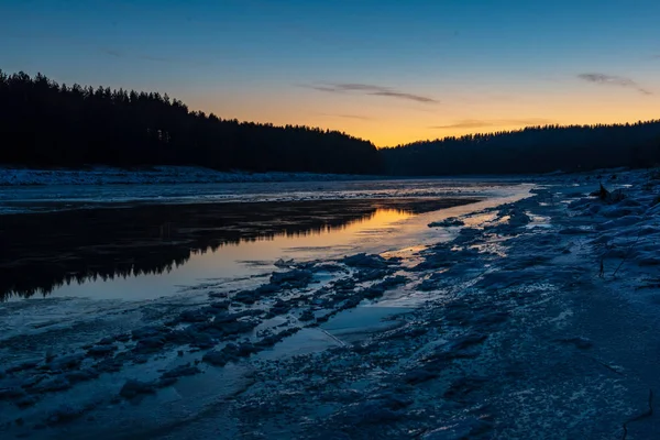 Rivière Gelée Recouverte Glace Hiver — Photo