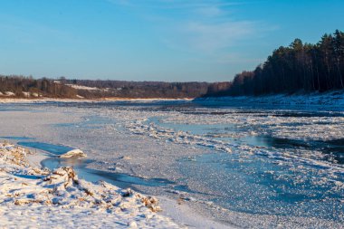 buzla kaplı kışın donmuş nehir