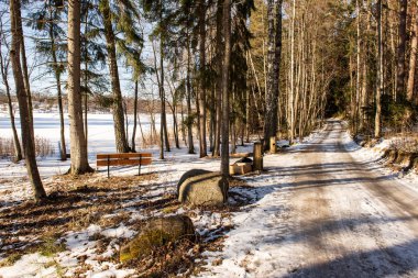 kar kış yol lastik izleri ile kaplı