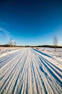 kar kış yol lastik izleri ile kaplı