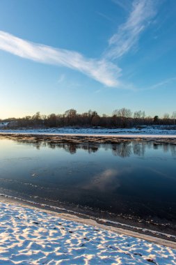 buzla kaplı kışın donmuş nehir
