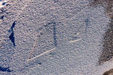 buzla kaplı kışın donmuş nehir