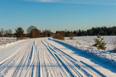 kar kış yol lastik izleri ile kaplı