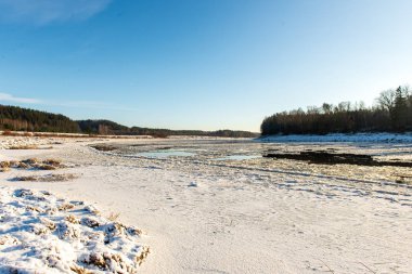 buzla kaplı kışın donmuş nehir