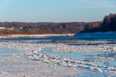 buzla kaplı kışın donmuş nehir