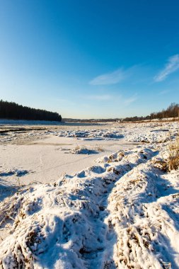buzla kaplı kışın donmuş nehir