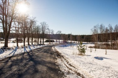 kar kış yol lastik izleri ile kaplı