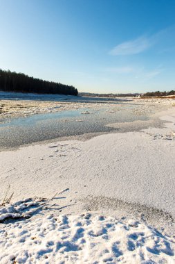 buzla kaplı kışın donmuş nehir