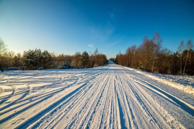 kar kış yol lastik izleri ile kaplı