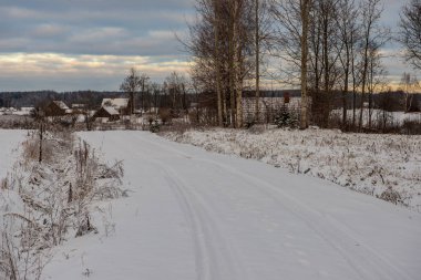 kar kış yol lastik izleri ile kaplı