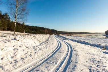 kar kış yol lastik izleri ile kaplı