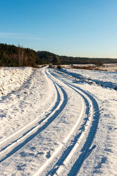 kar kış yol lastik izleri ile kaplı