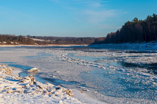 buzla kaplı kışın donmuş nehir