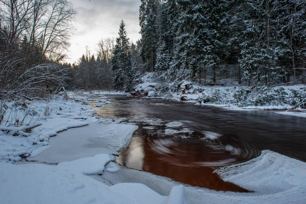 Замерзшая Река Покрытая Льдом Зимой — стоковое фото