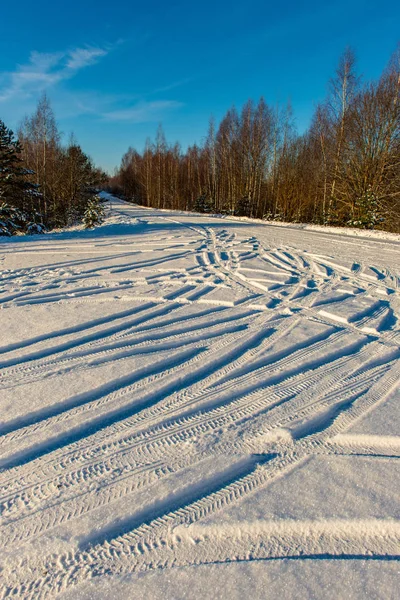 Neve Coberto Estrada Inverno Com Marcas Pneus — Fotografia de Stock