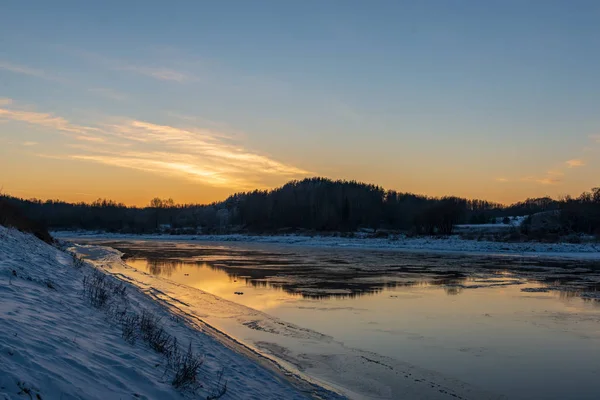 Rivière Gelée Recouverte Glace Hiver — Photo