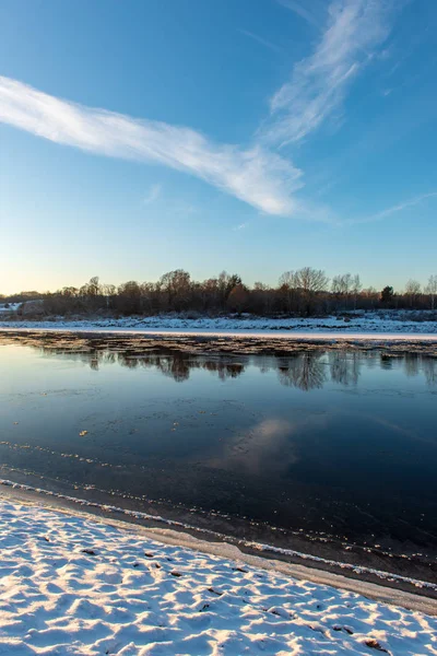 buzla kaplı kışın donmuş nehir