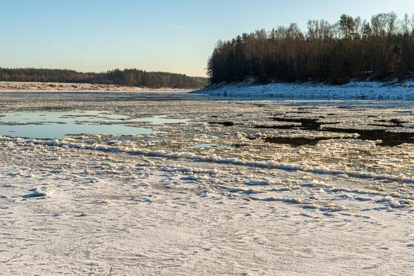 buzla kaplı kışın donmuş nehir