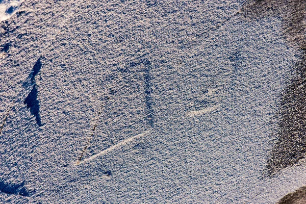 buzla kaplı kışın donmuş nehir