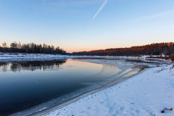 buzla kaplı kışın donmuş nehir