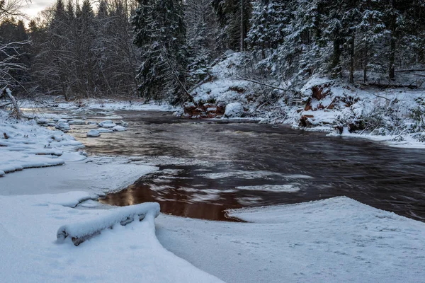 Río Congelado Cubierto Hielo Invierno — Foto de Stock