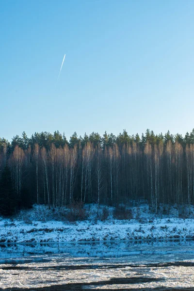 Zugefrorener Fluss Winter Mit Eis Bedeckt — Stockfoto