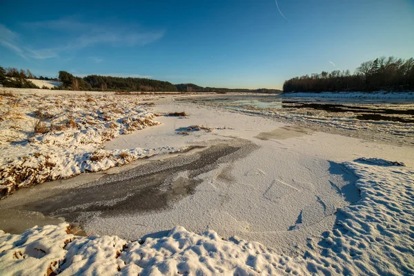 Río Congelado Cubierto Hielo Invierno — Foto de Stock