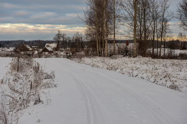 kar kış yol lastik izleri ile kaplı