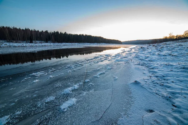 Rivière Gelée Recouverte Glace Hiver — Photo