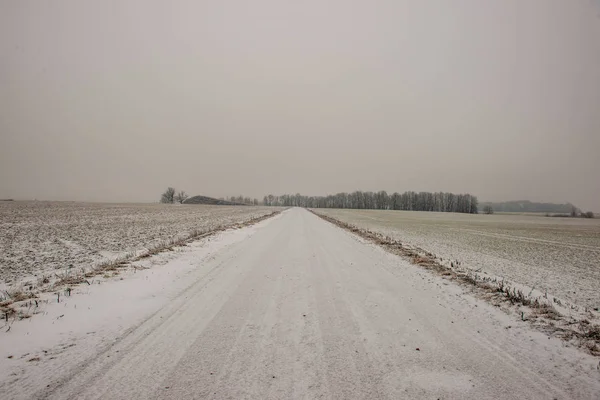 Nieve Cubierta Carretera Invierno Con Huellas Neumáticos —  Fotos de Stock