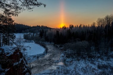 Sunrise karlı kış orman üzerinde doğal görünümü