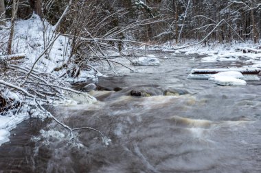 Kışın, Letonya orman Amata Nehri'nin doğal görünümü